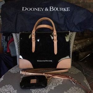 Dooney & Bourke Blk Patten Leather Purse Like New